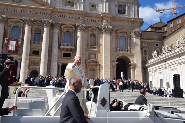 4_papafranciso_carro3.jpg - 194,25 kB