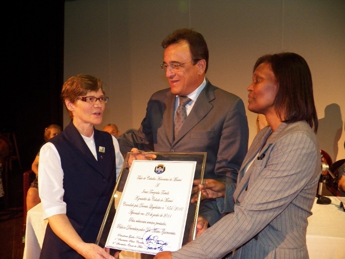 irm terezinha tortelli recebe homenagem da cmara.jpg - 135,11 kB